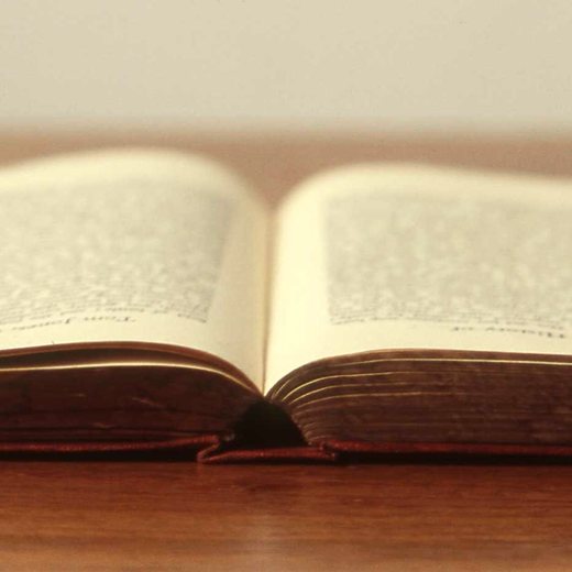 Раскрытая книга за чашкой кофе